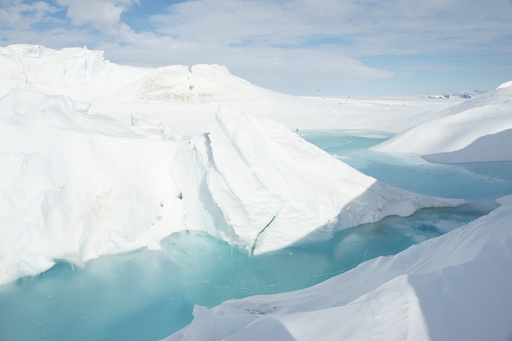 The pressure ridges near Scott Base allow the seals to reach the surface. (click to enlarge)