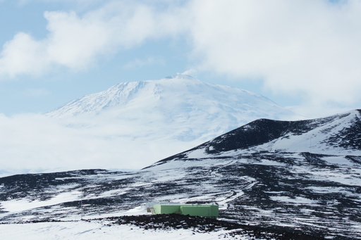 Finally, a view of Mt Erebus from Gray Dome. The \'cloud\' at the summit appears to be coming from the caldera (this is later confirmed to be correct). (click to enlarge)