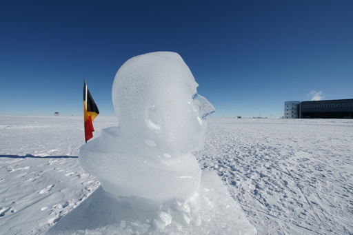 A close-up of the bust of Amundsen. (click to enlarge)
