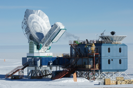 The 10 metre South Pole Telescope, in the \'Dark Sector\' at the South Pole. (click to enlarge)